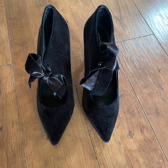 Ann Taylor Mary Jane Velvet Black Pumps size 8 - Picture 2 of 3
